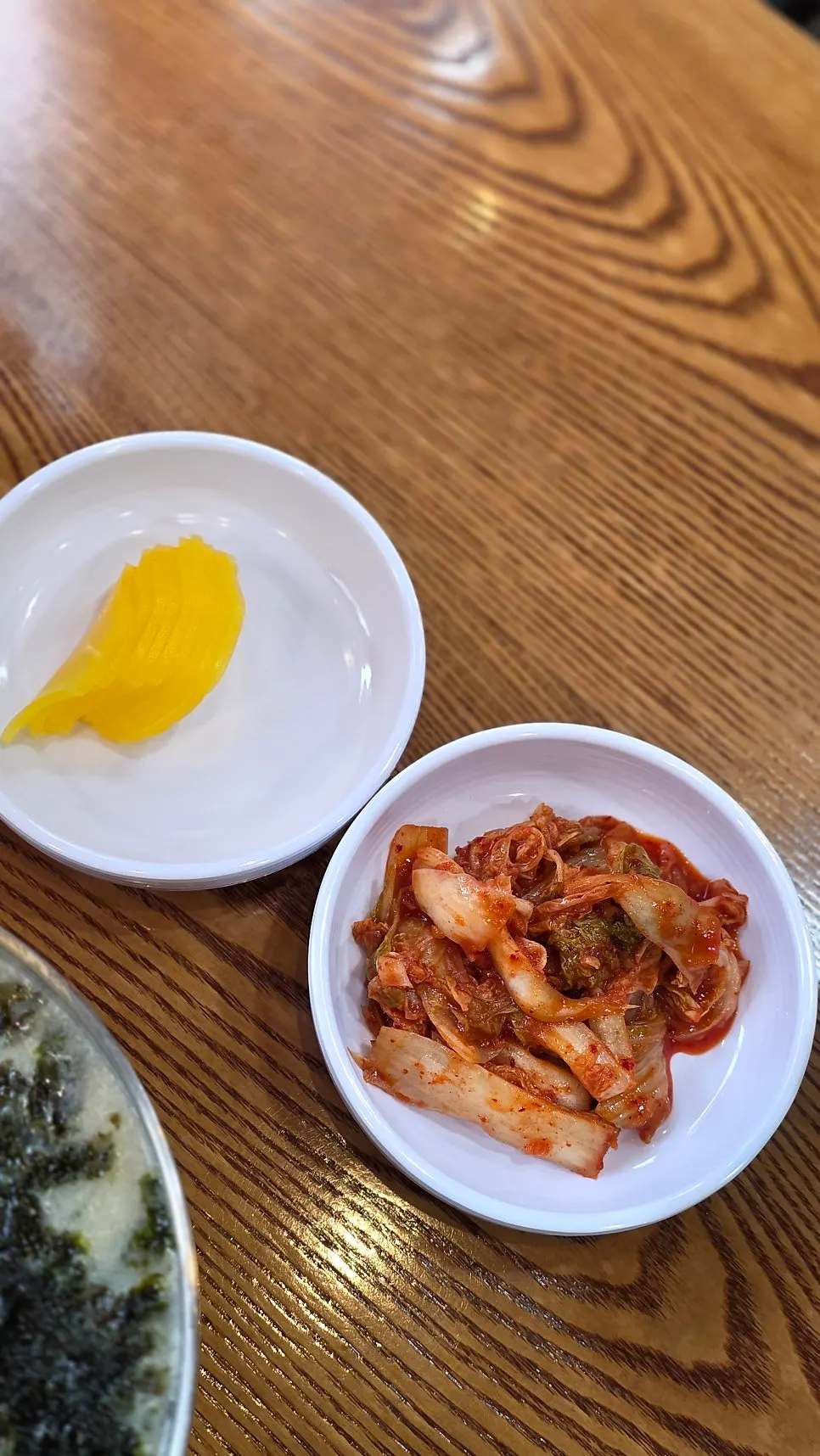 젓가락으로 들어 올린 굵은 칼국수 면