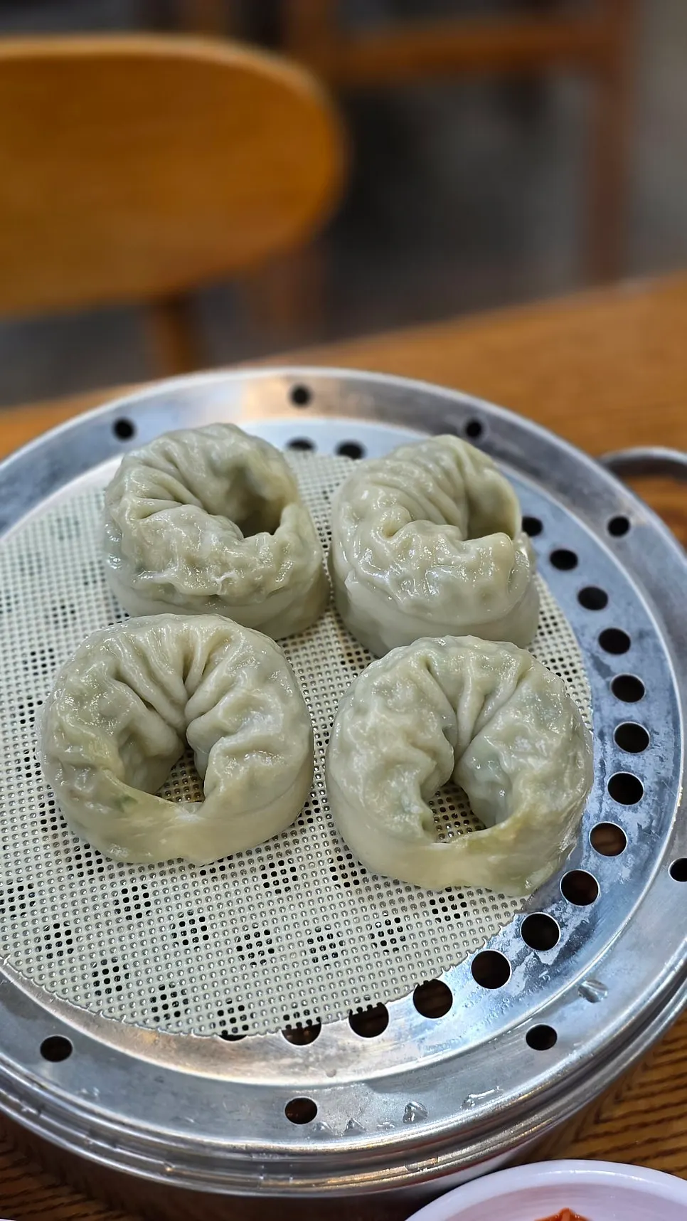 직접 담근 김치와 단무지 반찬 접시