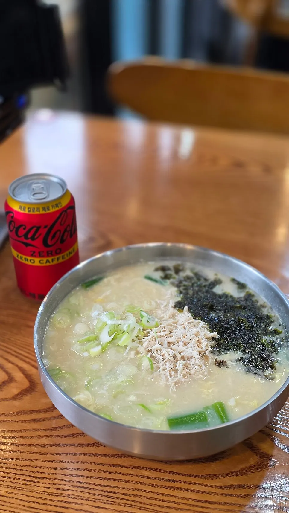 닭칼국수와 왕만두를 함께 먹는 마무리 상차림