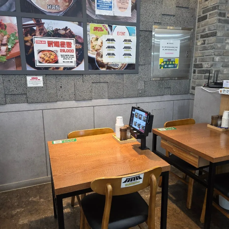 Dining hall with 2-seat and 4-seat tables