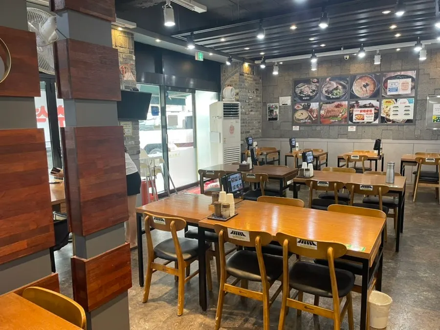 Seating inside Hanyang Dak Kalguksu