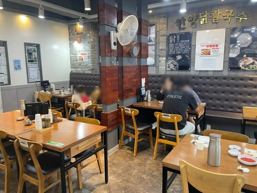 Dining hall atmosphere at Hanyang Dak Kalguksu