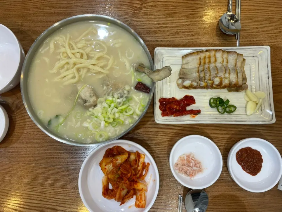 Large samgyetang kalguksu with mini suyuk set