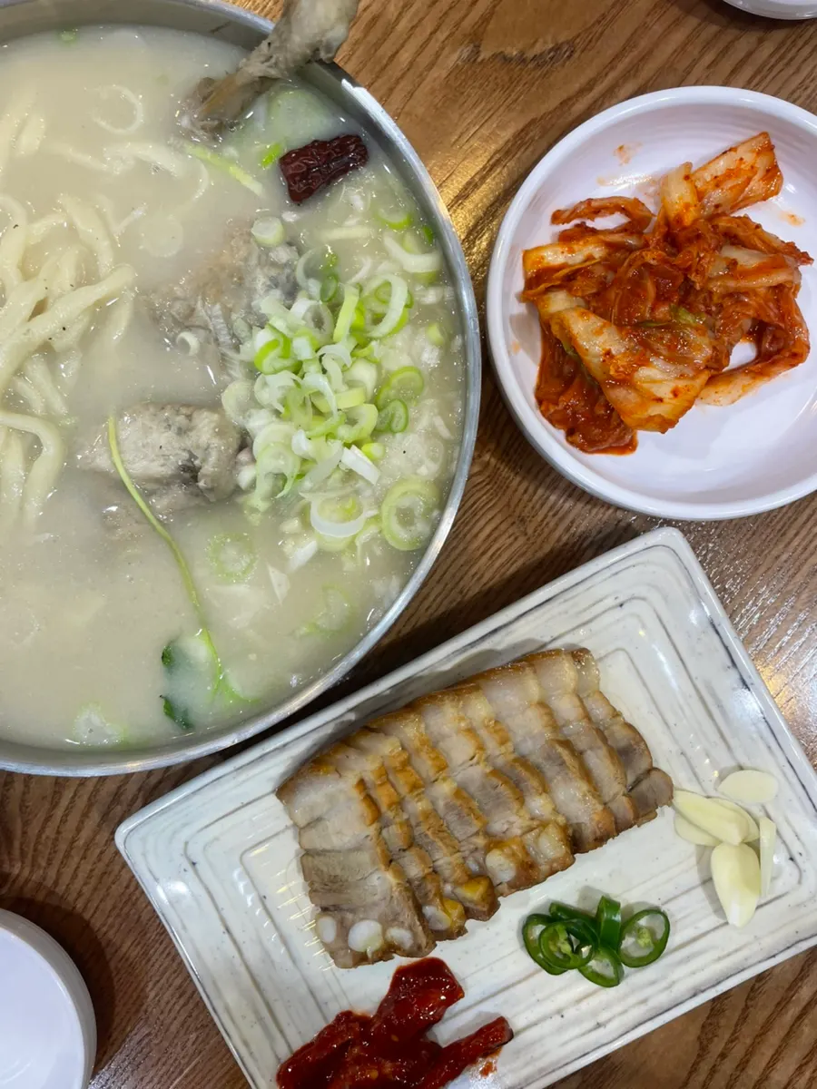 A full bowl of large samgyetang kalguksu