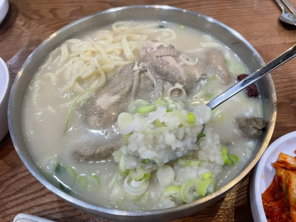 Sticky rice inside the samgyetang kalguksu