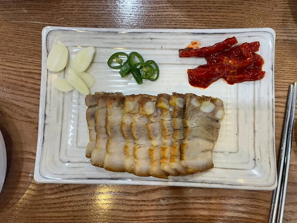 Mini suyuk served with dried radish and garlic