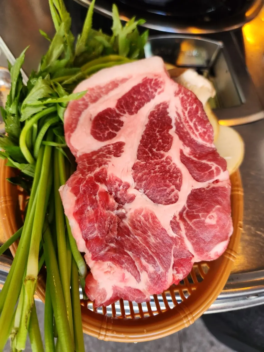 Grilled pork neck with a moist texture