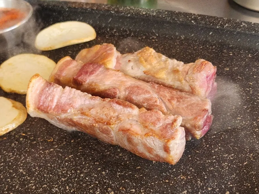 Pork neck with salt and wasabi