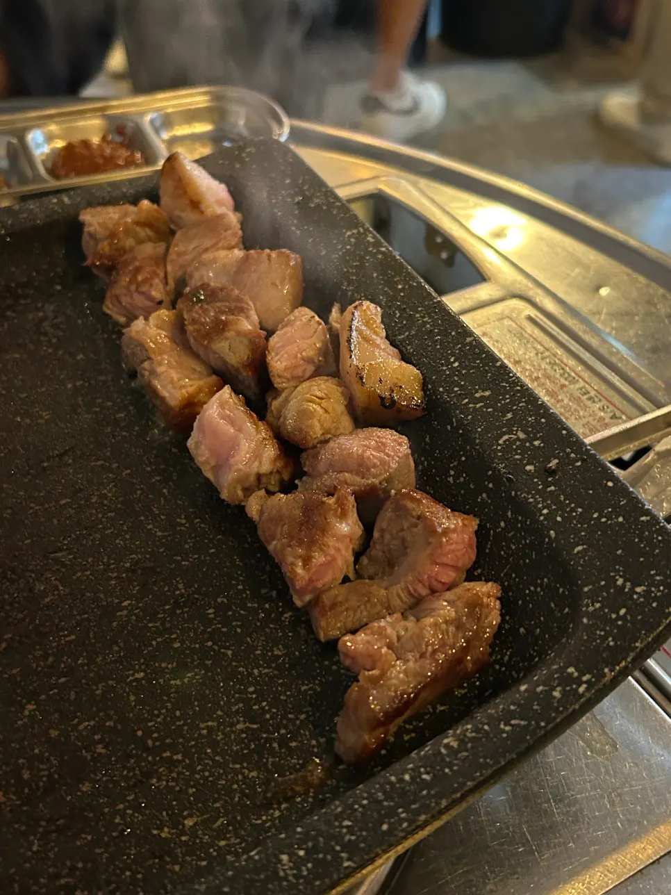 노릇하게 구워진 숙성 돼지고기
