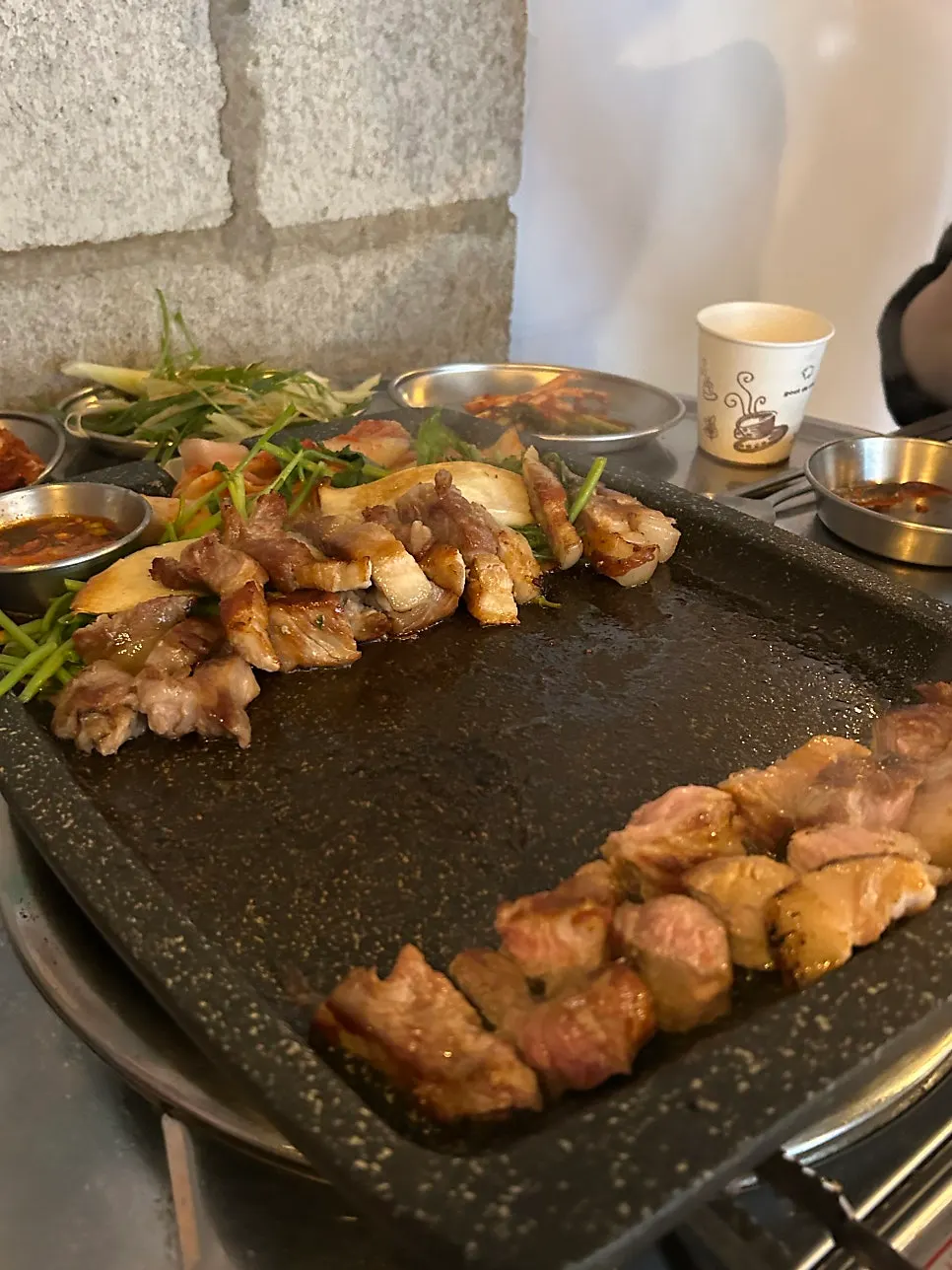 바삭한 겉면의 구운 고기