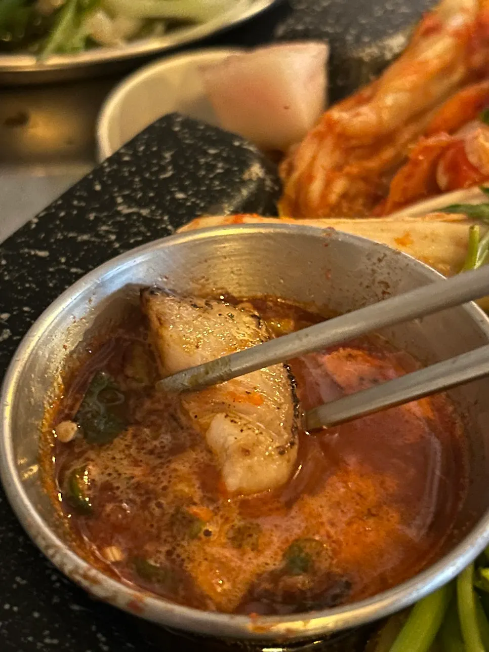 지방층이 보이는 구운 고기