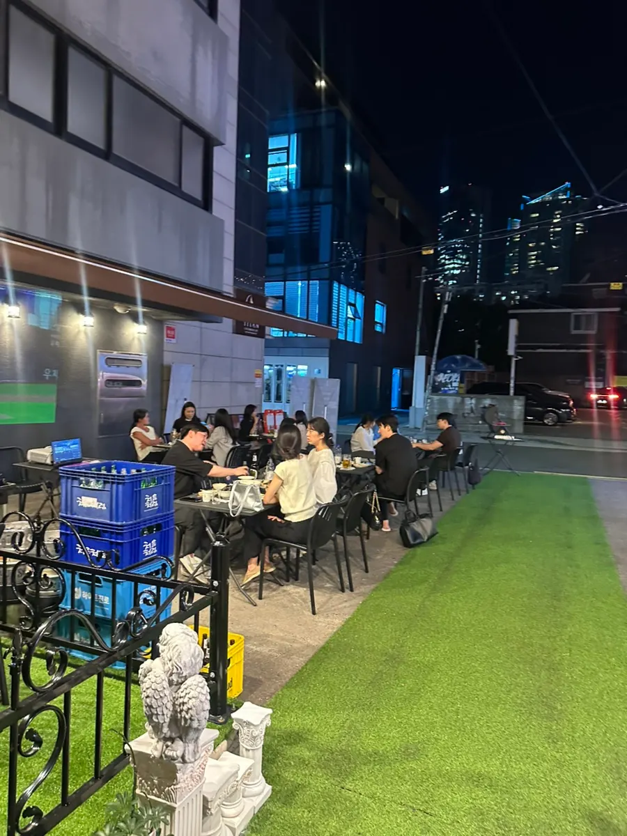 Titan Hapjeong outdoor seating