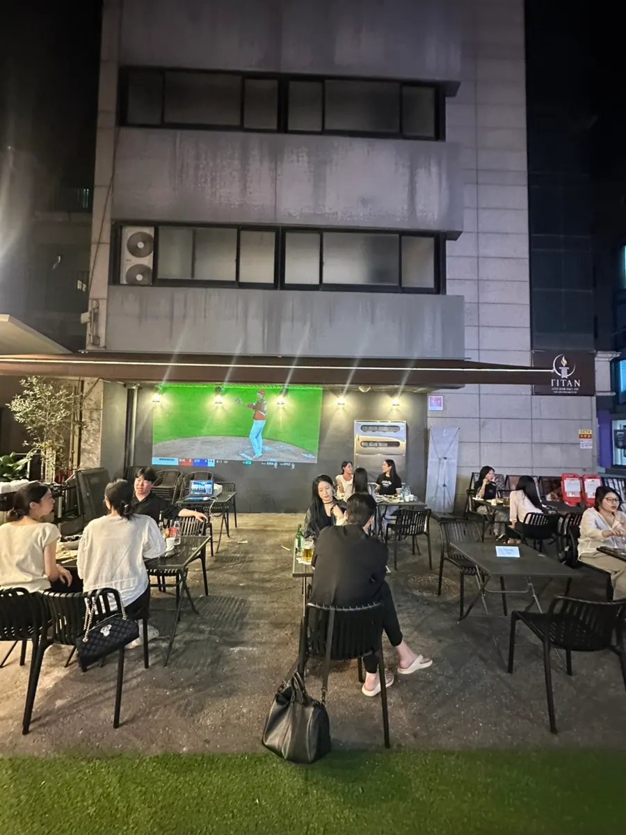 Titan Hapjeong outdoor screen and seating