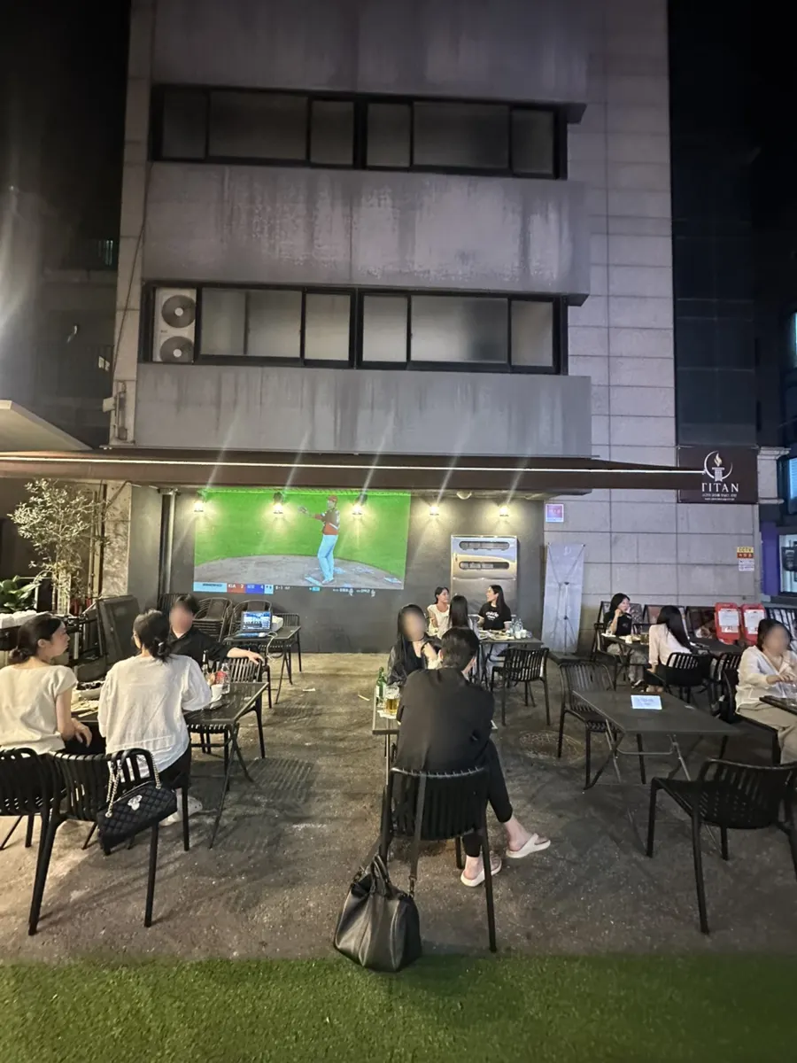 Titan Hapjeong outdoor screen and seating