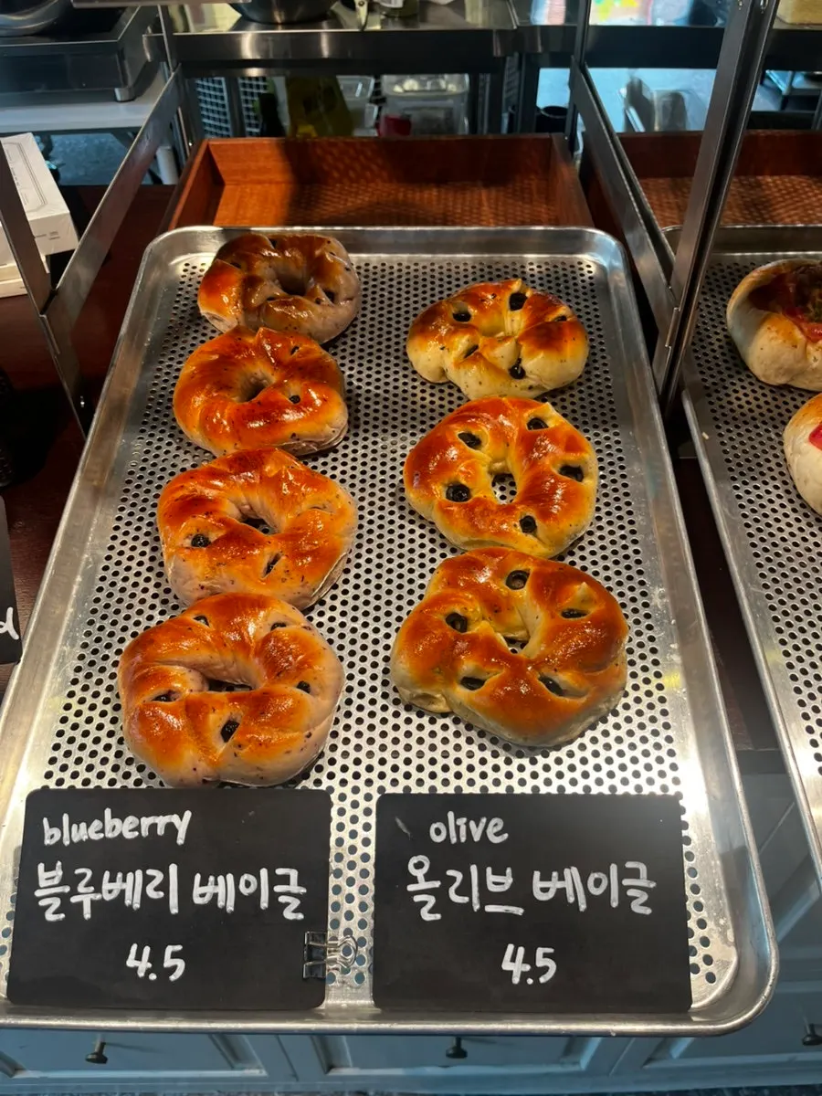화덕에서 갓 구워낸 베이글 진열대