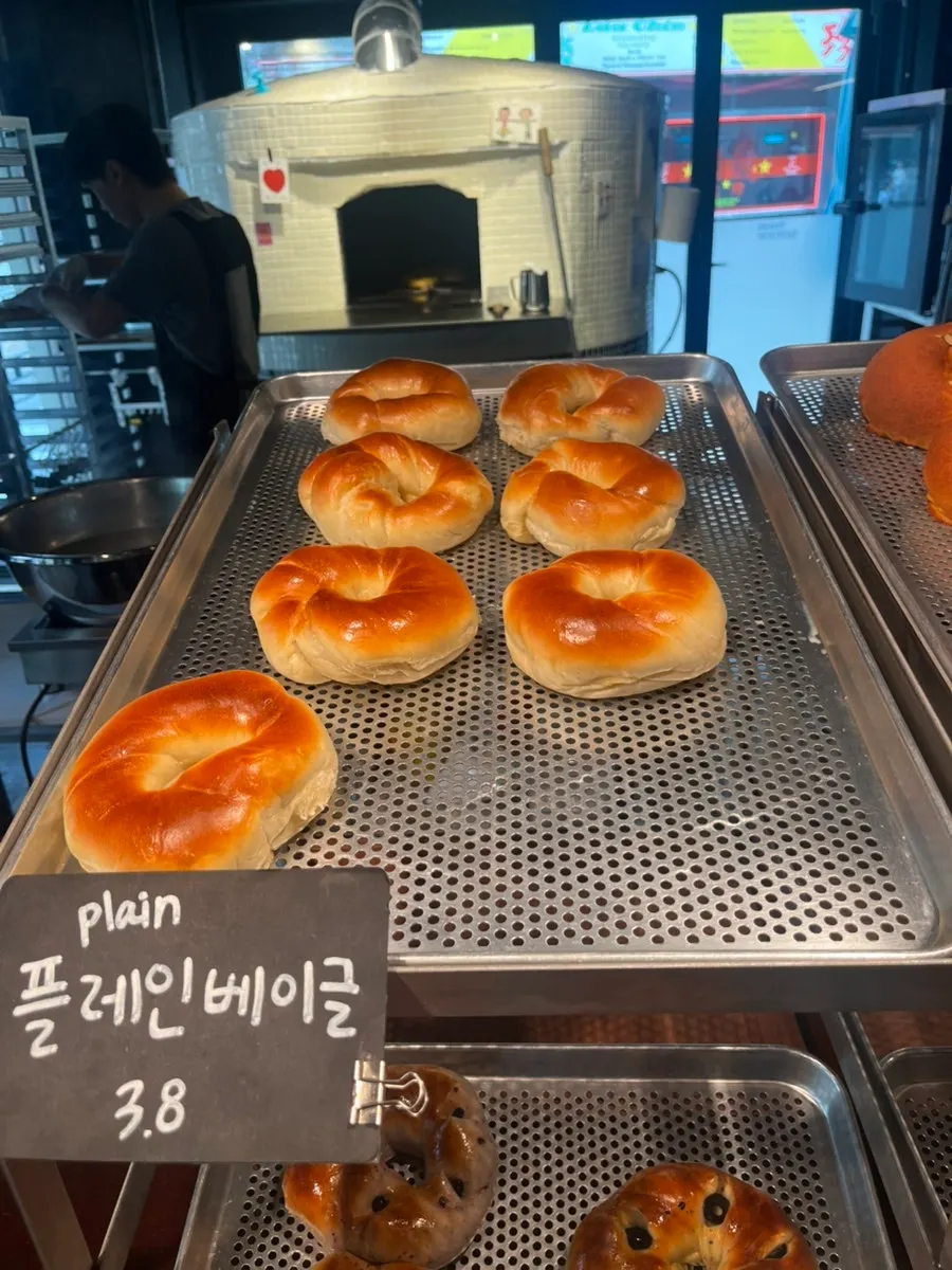 종류별로 진열된 화덕 베이글