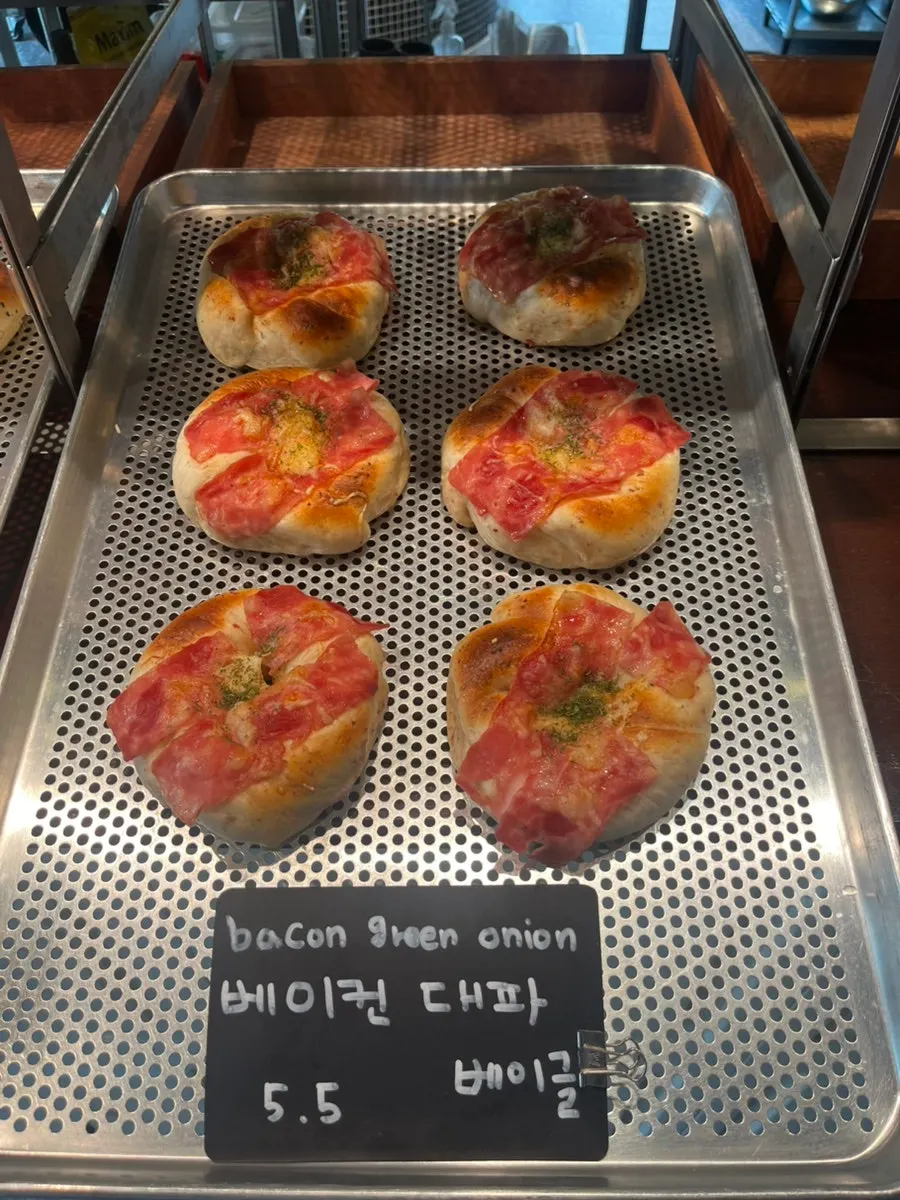 매대에 놓인 화덕 베이글 클로즈업
