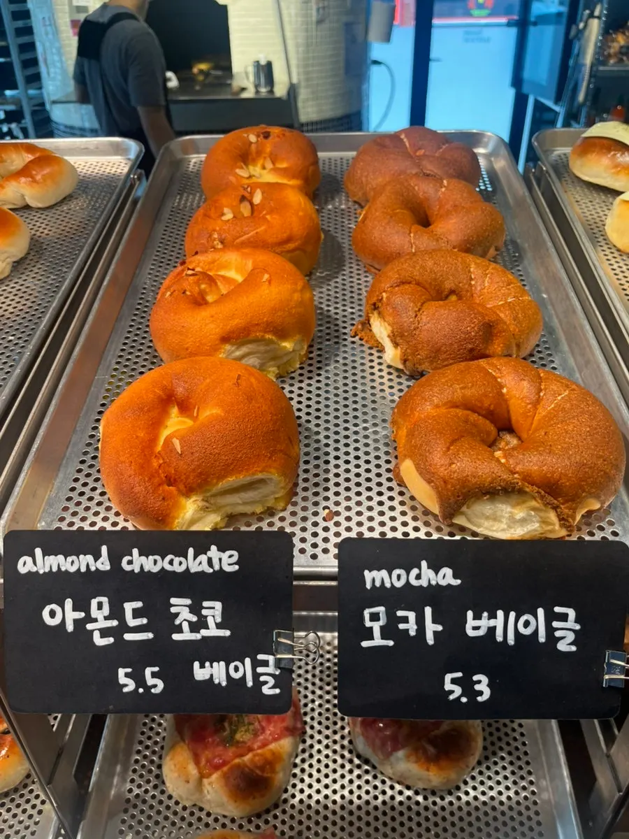 베이글 종류와 이름표가 놓인 진열대
