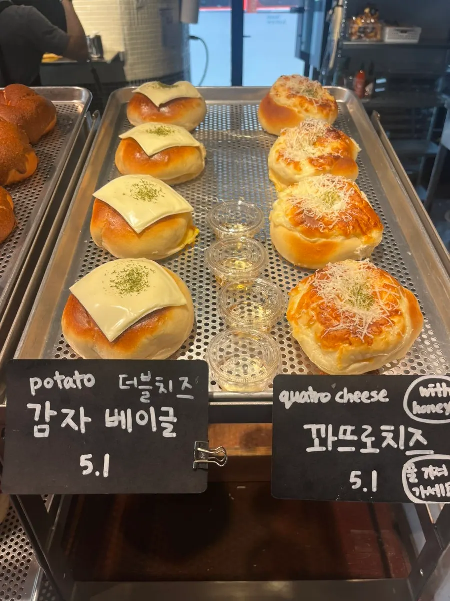 베이글 샌드위치용 빵이 놓인 매대