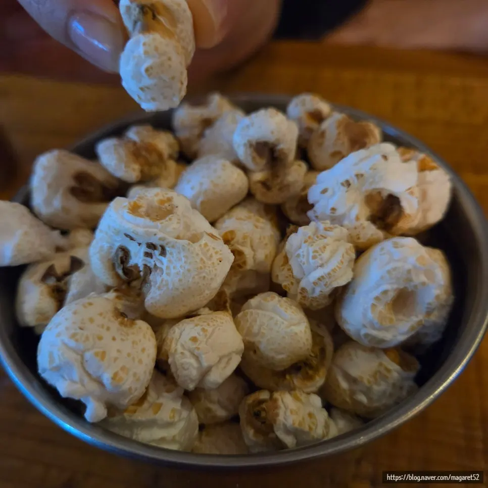 Rice cracker ssalgangjeong served as the free starter snack