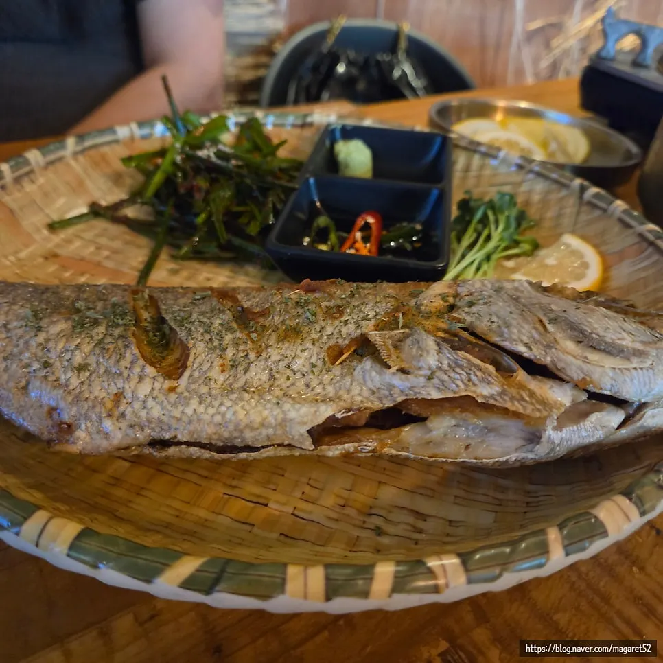Full presentation of the grilled sea bream spread