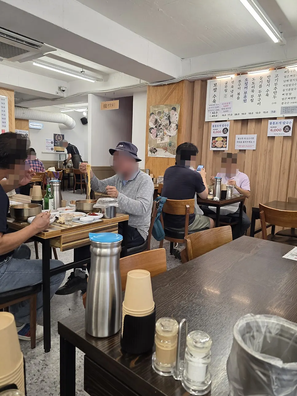 테이블링 기기와 대기석이 마련된 입구