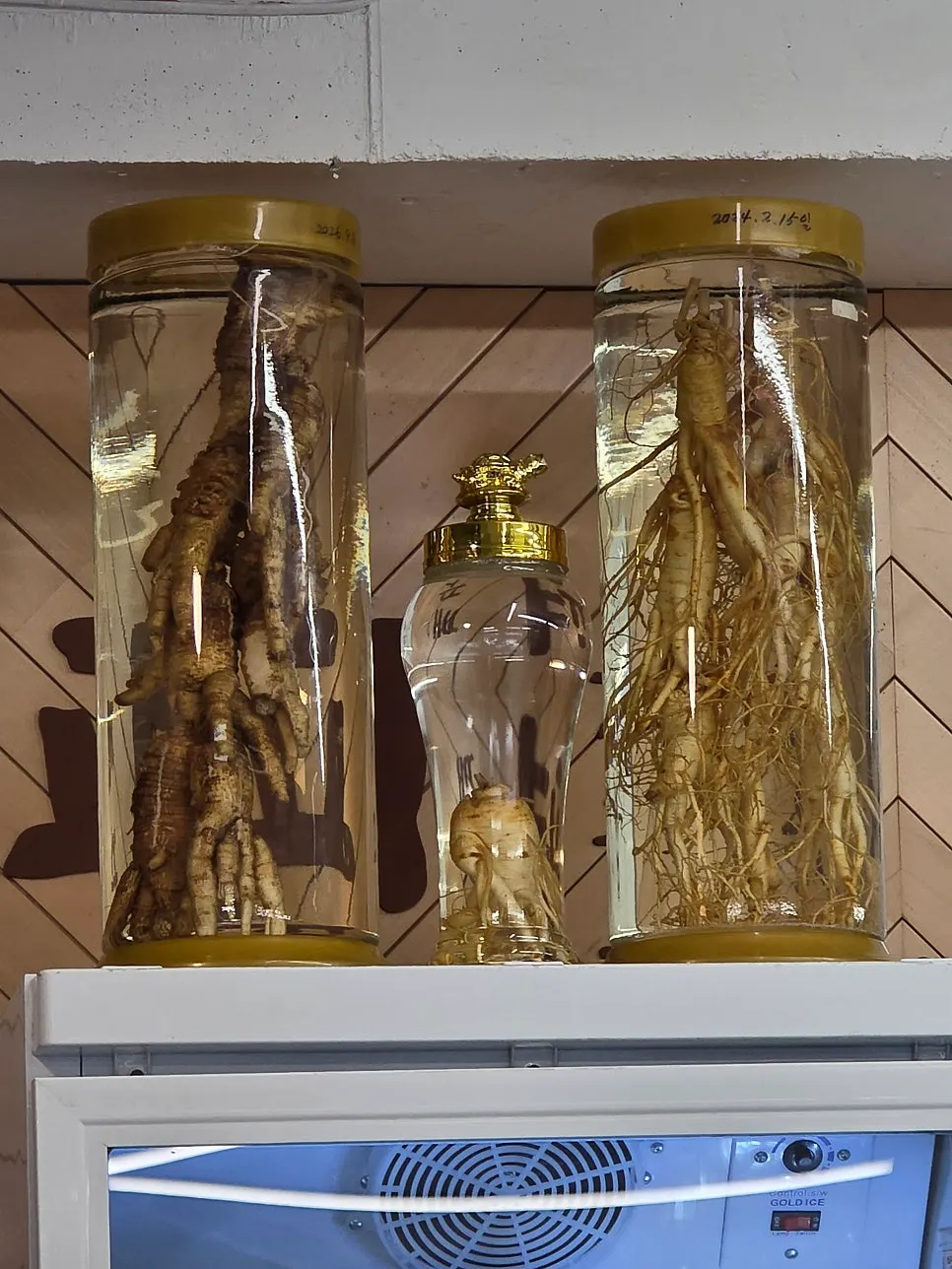 주문한 뼈칼국수와 수육 메뉴 관련 사진