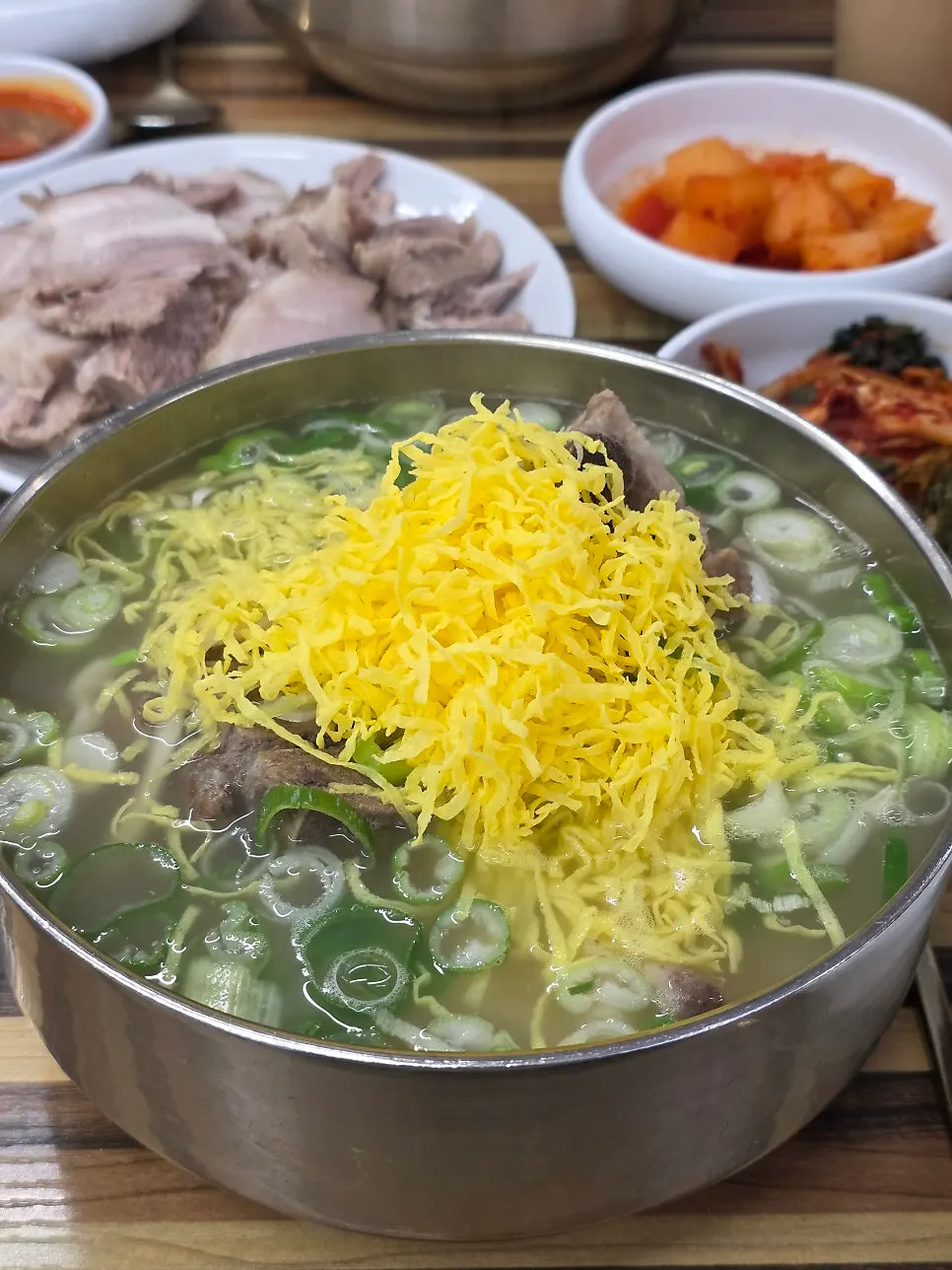 계란 지단을 덮은 평이담백 뼈칼국수