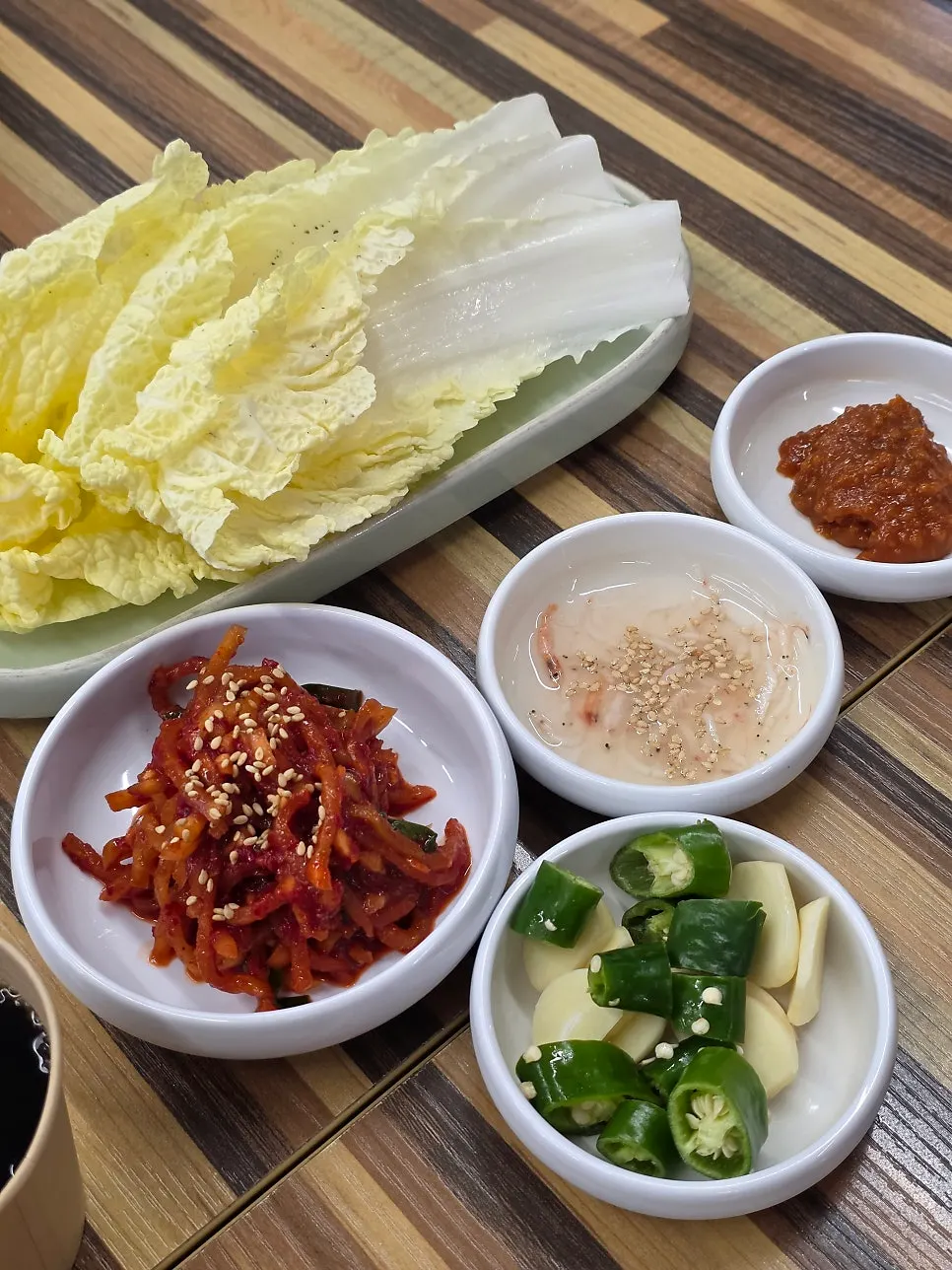 겉절이와 깍두기 등 칼국수집 김치 두 종류
