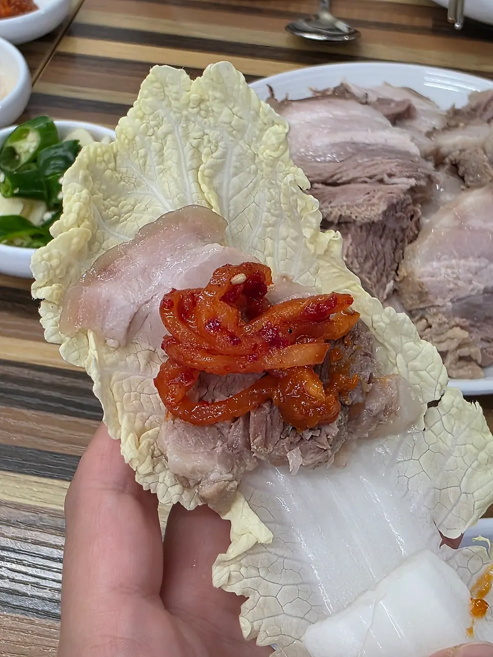 오겹살을 비정형으로 썰어낸 촉촉한 수육 단면
