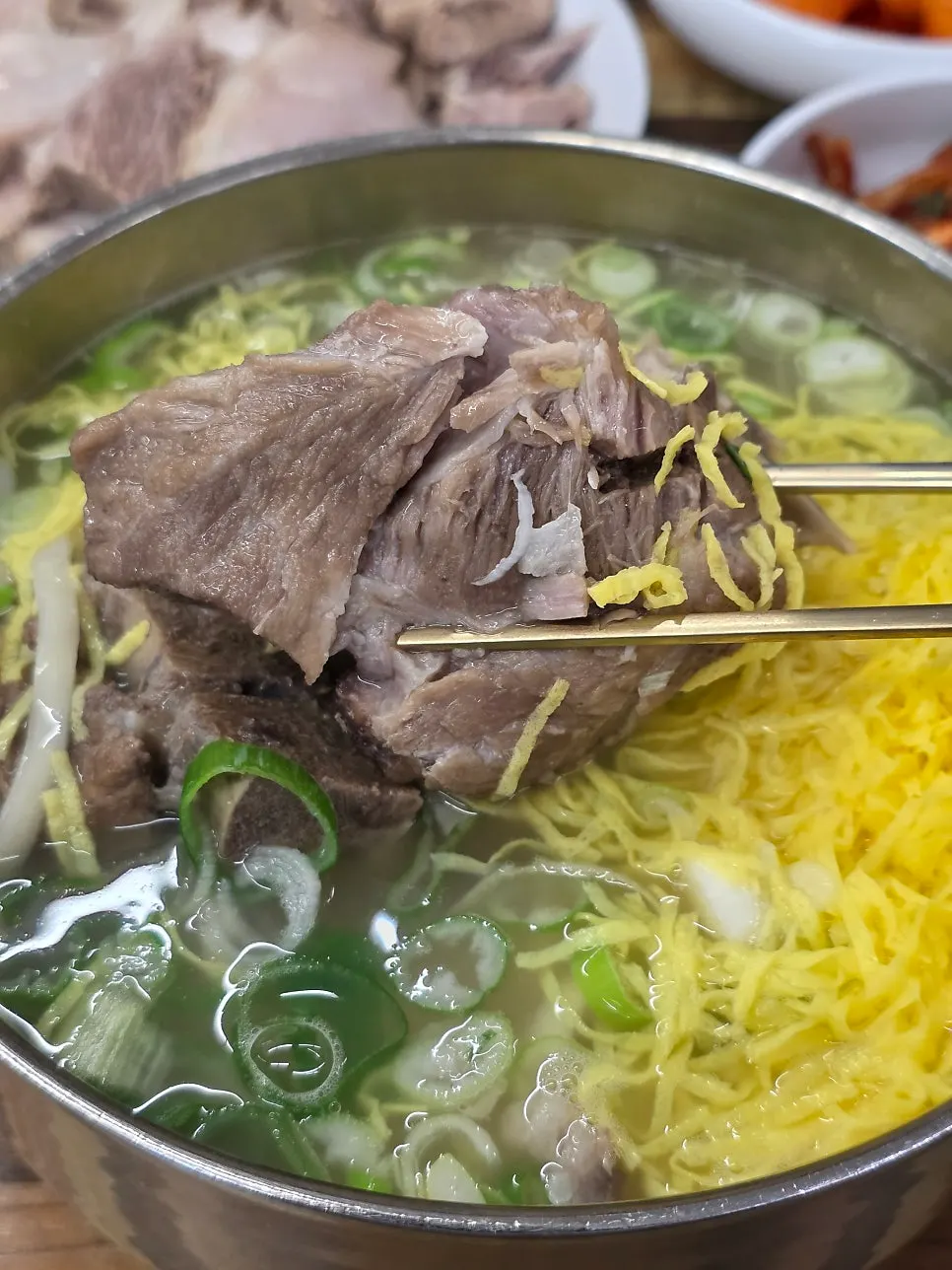 무생채와 쌈장을 올려 알배추에 싼 보쌈 한 쌈