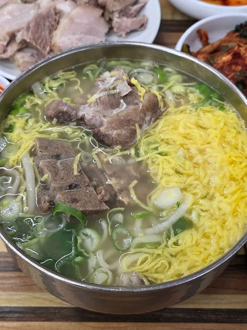 살밥 많은 감자탕 뼈가 들어간 뼈칼국수