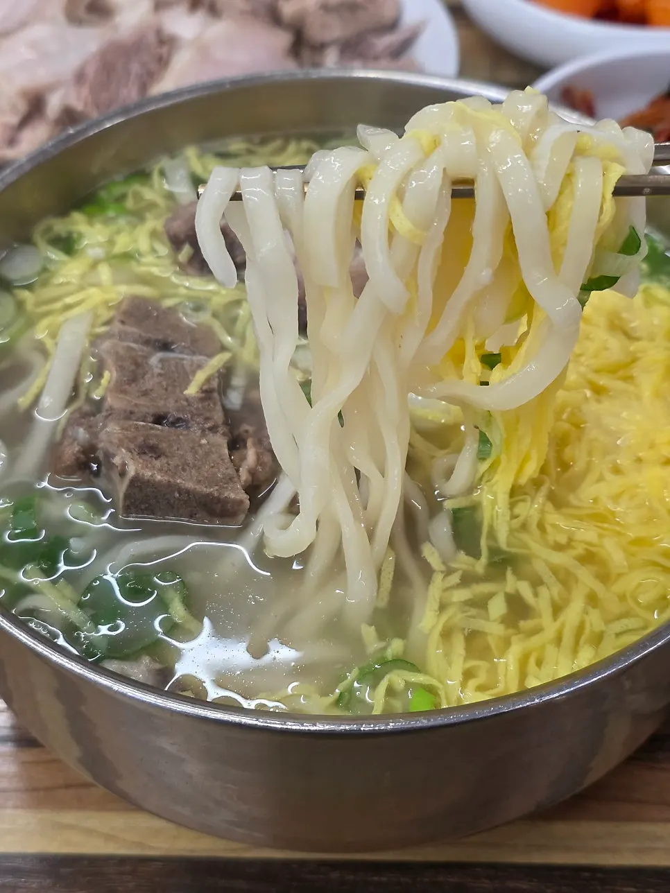 깔끔한 고기국물과 포슬한 계란 지단
