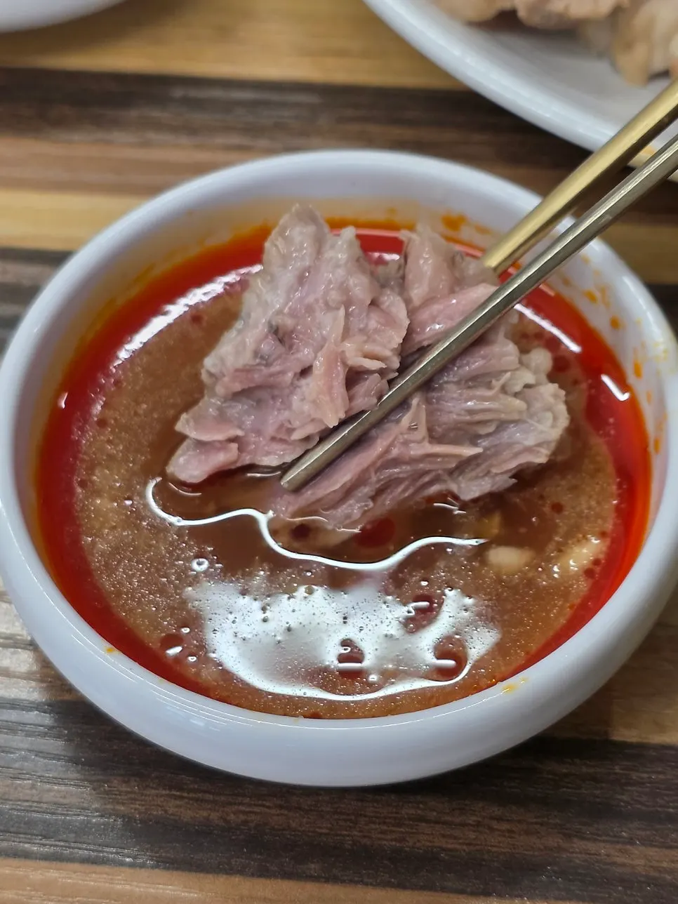 국물에 건져 올린 칼국수 면과 고기