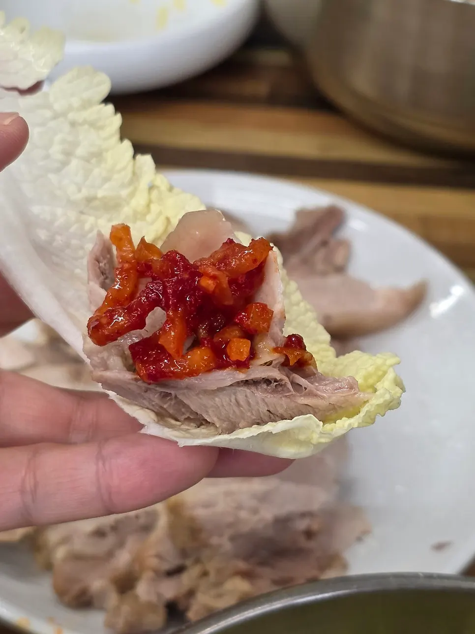 고추기름 소스와 젓가락으로 발라낸 뼈 고기