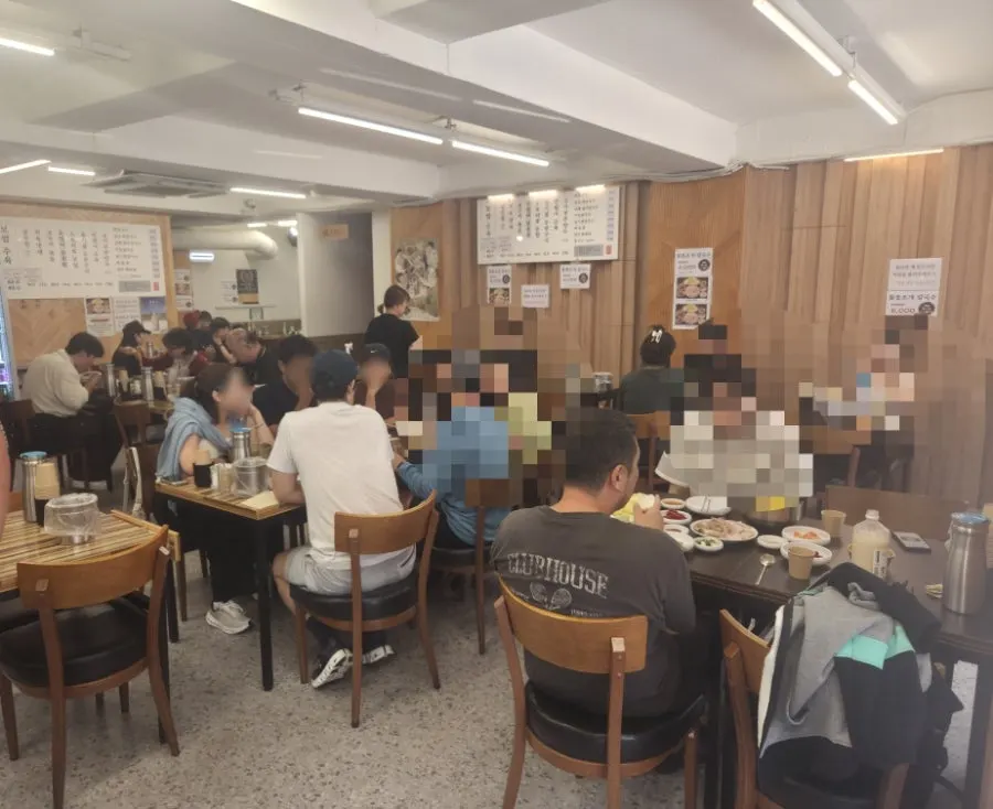 Street view of Pyeongidambaek Ppyeo Kalguksu on the way to Mangwon Market