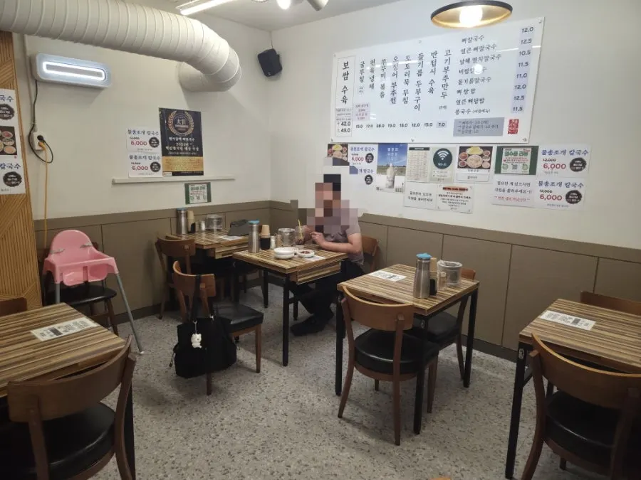 Front of Pyeongidambaek Ppyeo Kalguksu Main Branch