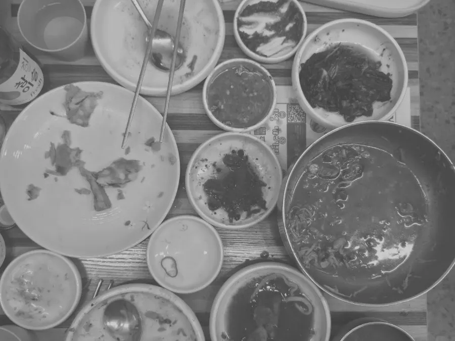 Table after finishing the meal at Pyeongidambaek Ppyeo Kalguksu