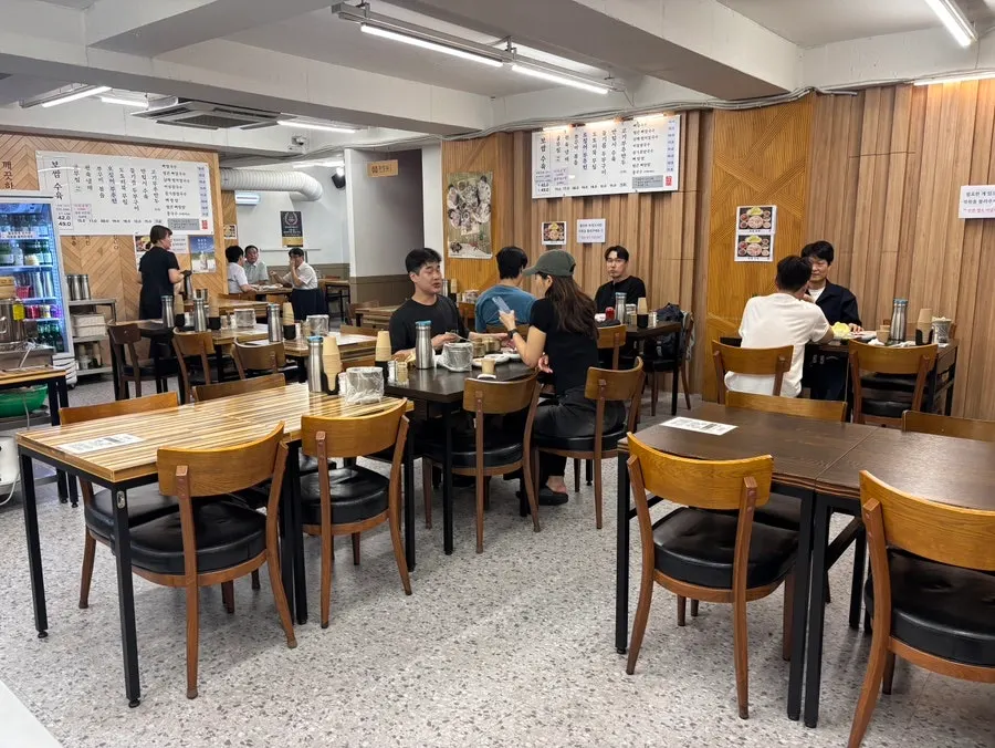 Interior of Pyeongidambaek Ppyeo Kalguksu Main Branch