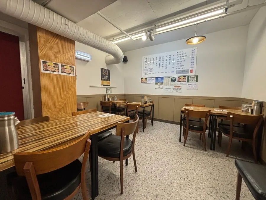 Spacious tables at Pyeongidambaek Ppyeo Kalguksu Main Branch