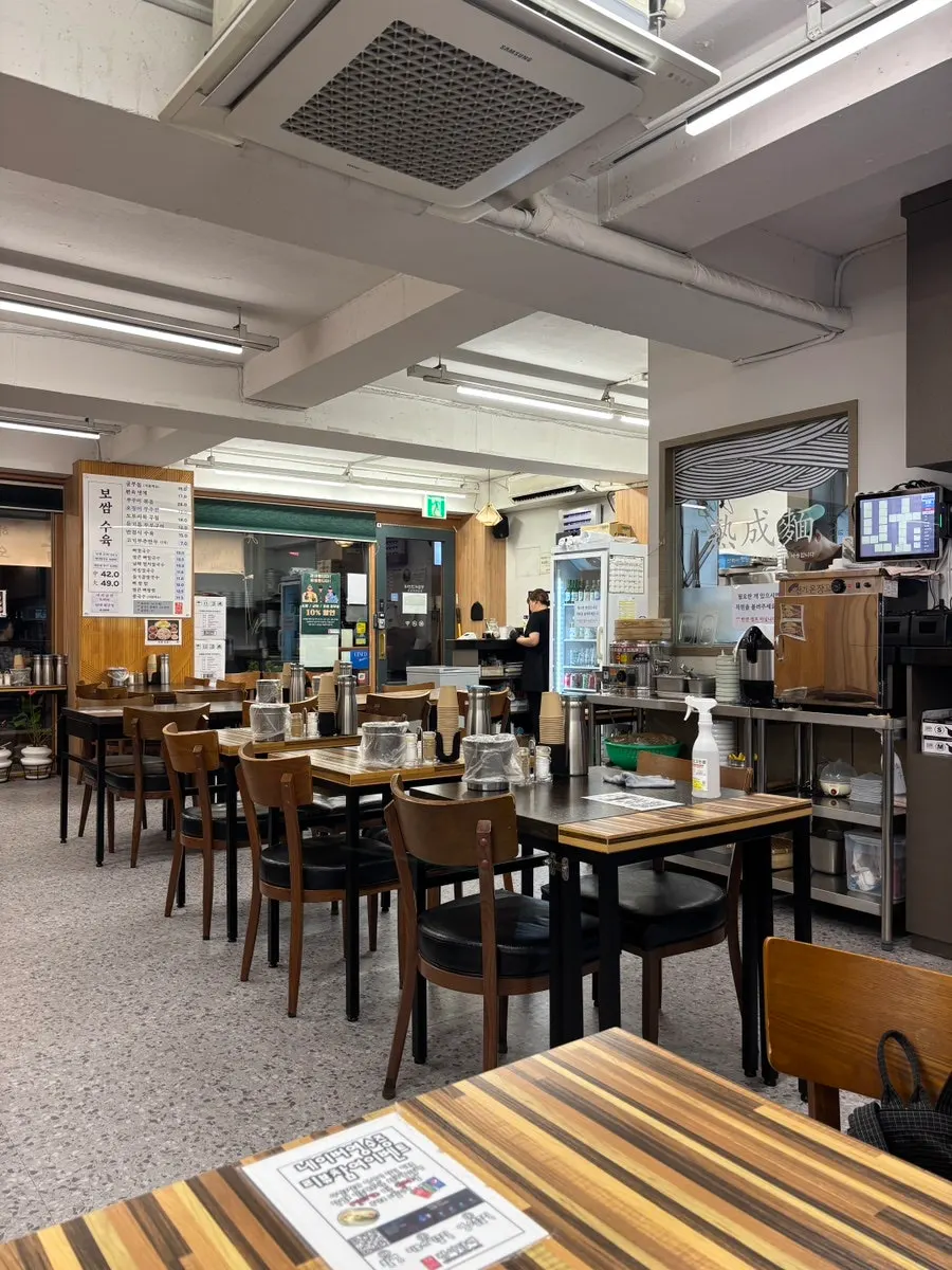 Dining space at Pyeongidambaek Ppyeo Kalguksu Main Branch