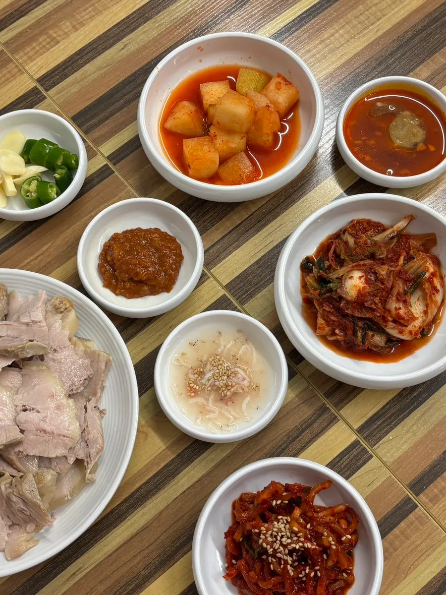 Table setting served with bossam suyuk