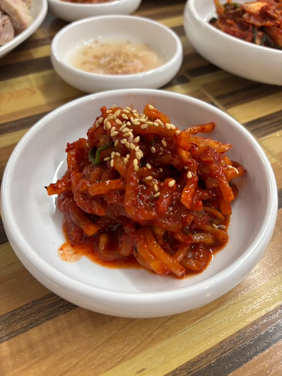 Side dishes served with bossam suyuk