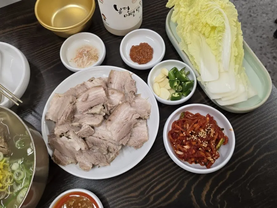Evening view of the dining hall at Pyeongidambaek Ppyeo Kalguksu Main Branch
