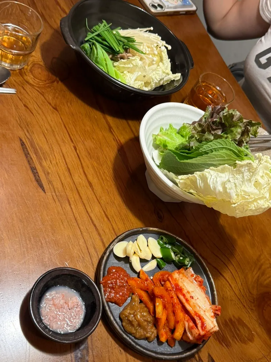 Wrap vegetables served with pork jowl bossam