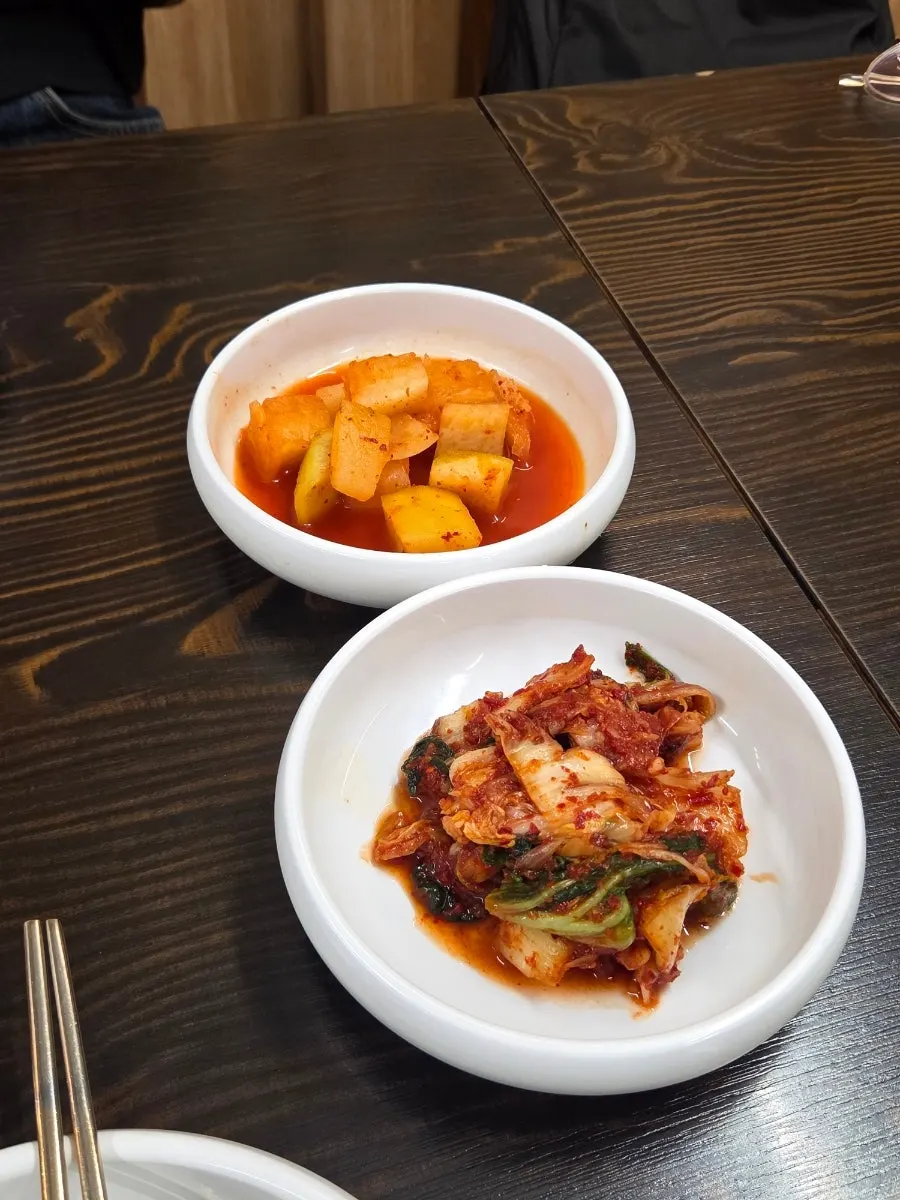 보쌈과 함께 나온 무생채와 김치 반찬