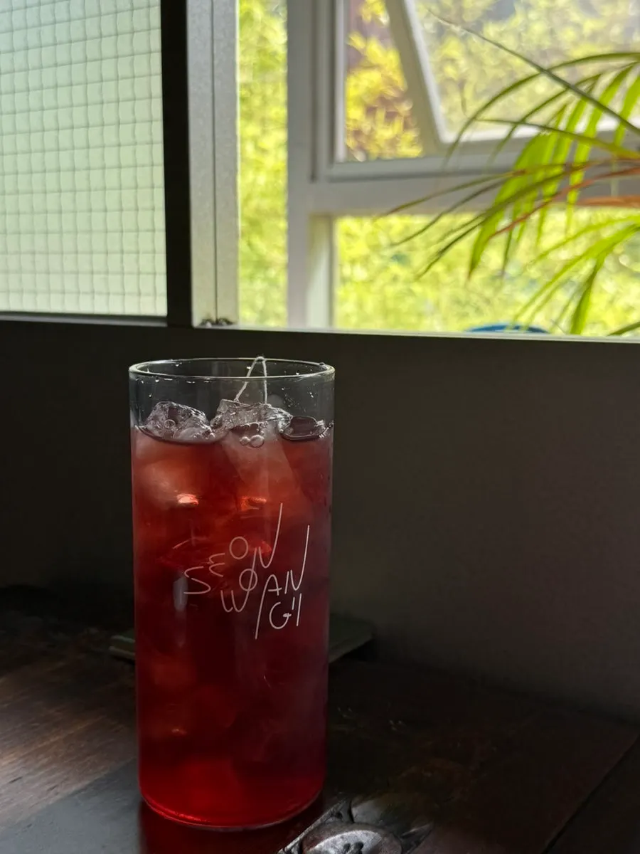 Iced blueberry hibiscus tea