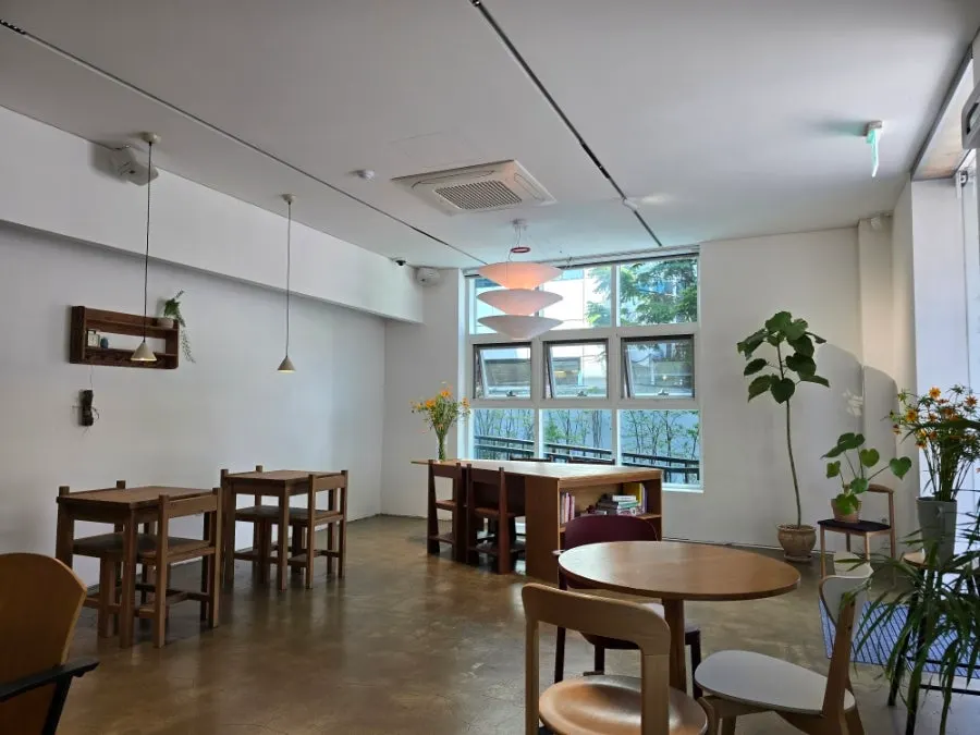 Café space with natural décor