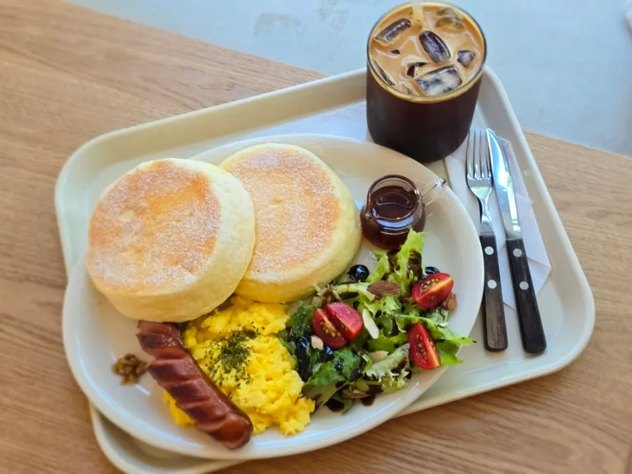Platter soufflé pancake brunch