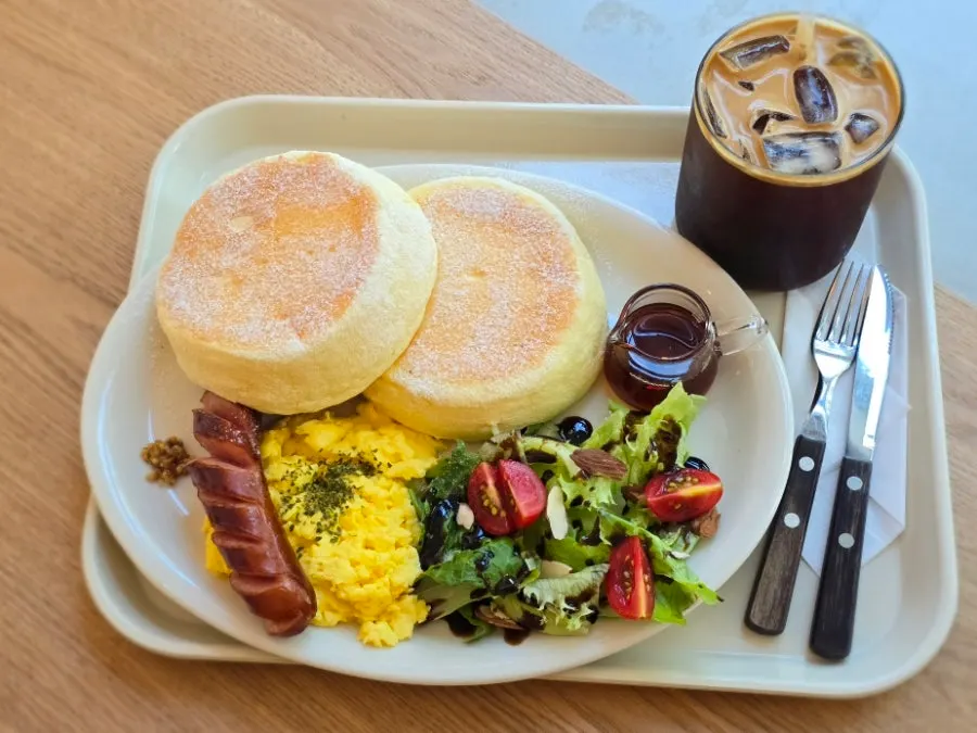 Hapjeong Station brunch platter soufflé pancakes at Petrico
